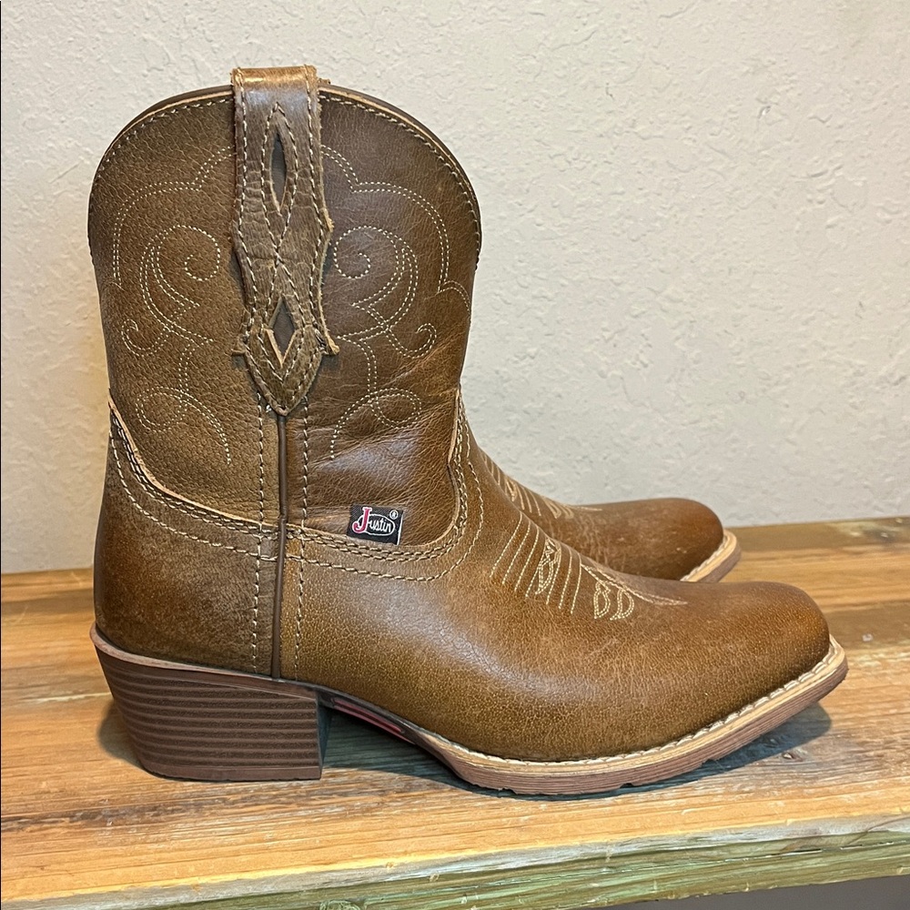 NWOB Justin Women's Chellie Western square toe Booties size 7 - Picture 2 of 10